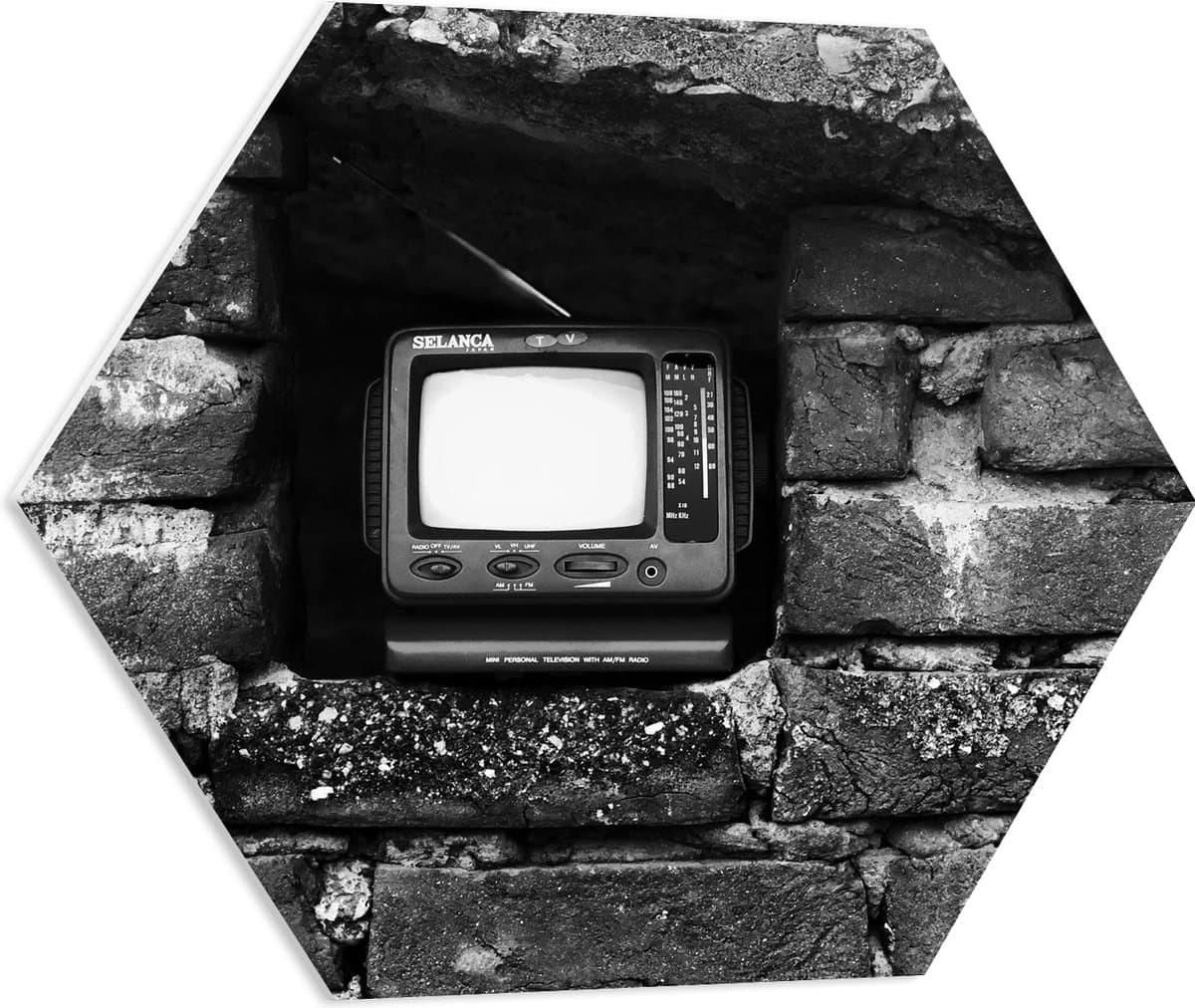 PVC Schuimplaat Hexagon - Ouderwetse Televisie in de Muur (Zwart-wit) - 60x52.2 cm Foto op Hexagon (Met Ophangsysteem)