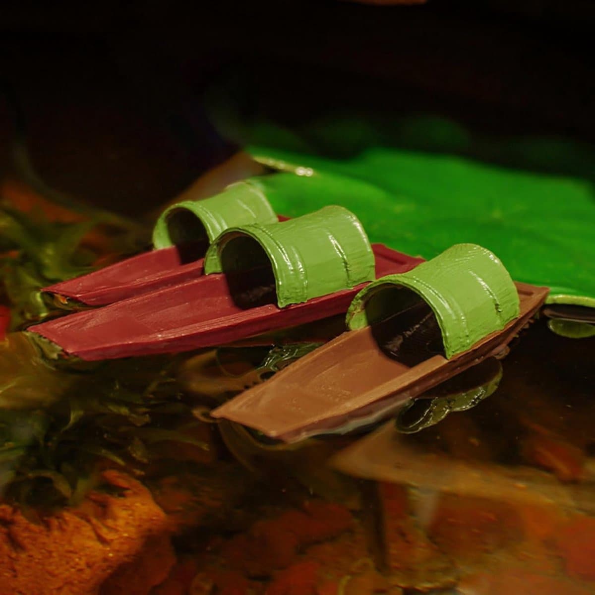 Aquarium Decoratie Boten - Vissenkom Ornament - Onderwater Landschap - Drijvend PVC Materiaal - 9 Stuks Set - Bruin Rood