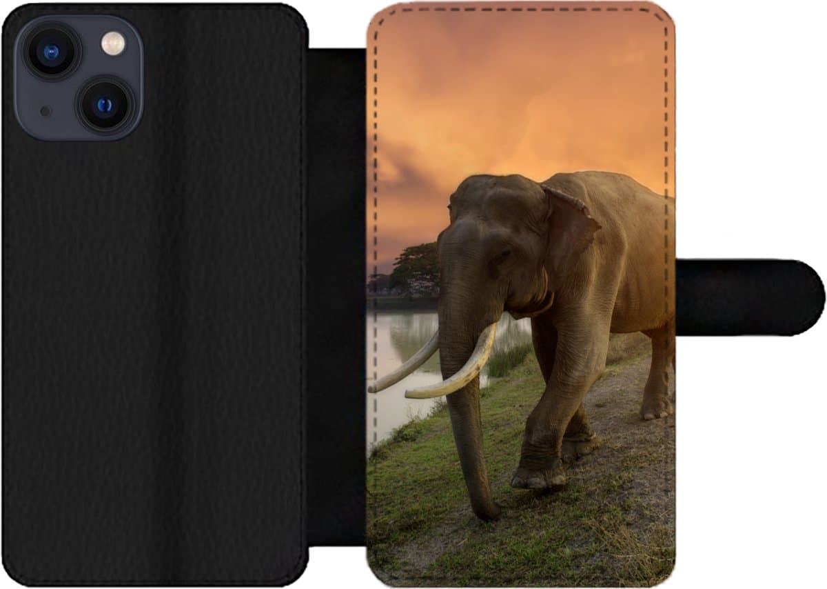 Telefoonhoesje Geschikt voor iPhone 13 telefoonhoesje - Olifant - Water - Dieren - Zonsondergang - Natuur - Met vakjes - Wallet case met magneetsluiting