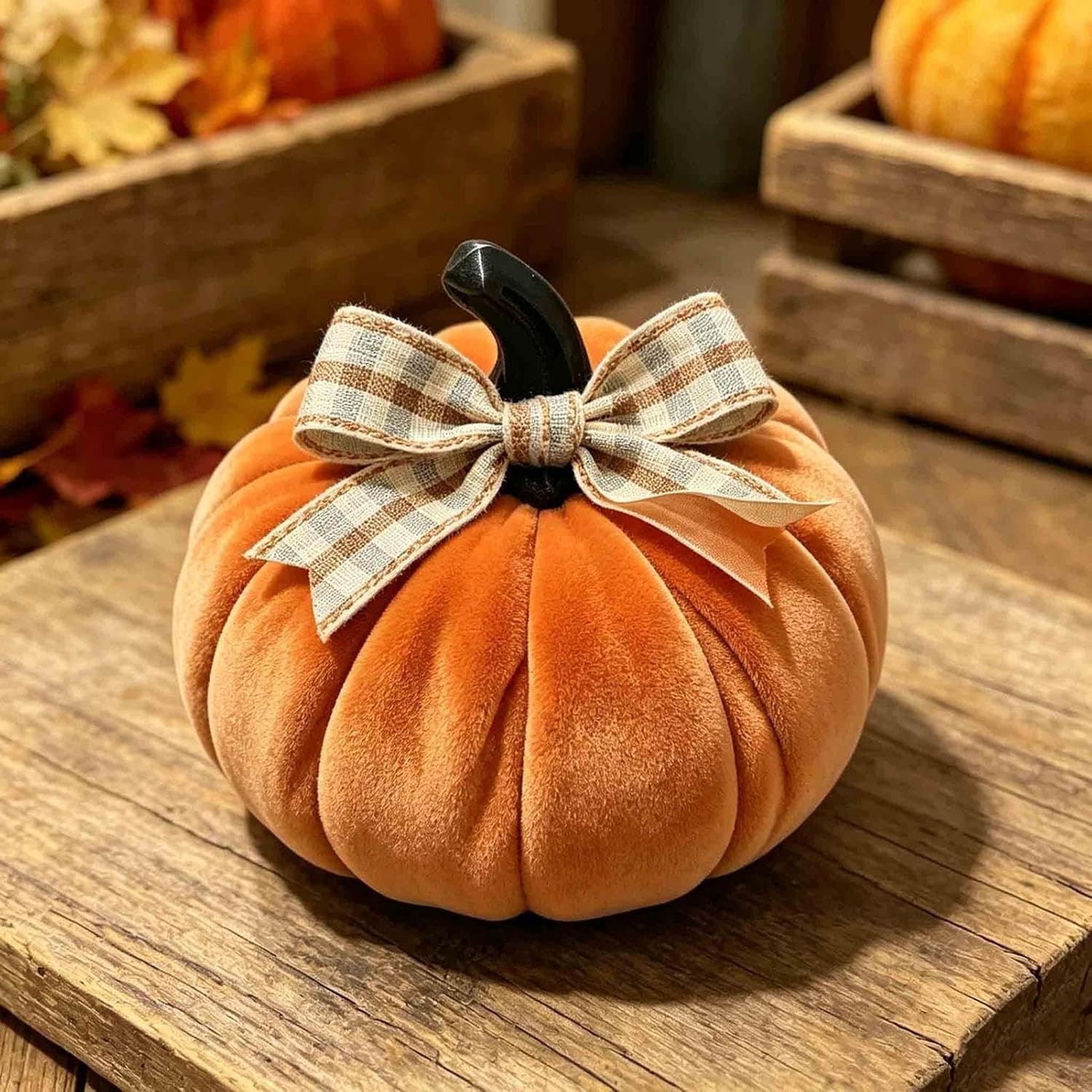 Pompoen Decoratie - Fluwelen Pompoen Decoratie - Oranje Herfstdecoratie met Geruite Strik - Sfeervolle Tafelversiering - Herfstdecoratie voor Tafel, Vensterbank en Schouw - Decoratieve Pompoen voor Halloween en Thanksgiving - Oranje