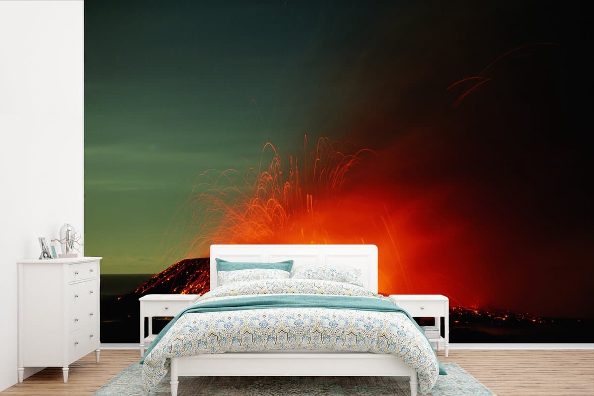 Behang - Fotobehang Wilde vulkaanuitbarsting onder groene lucht - Breedte 420 cm x hoogte 280 cm