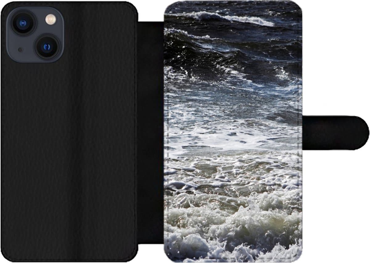 Telefoonhoesje Geschikt voor iPhone 13 telefoonhoesje - Noordzee - Water - Golven - Met vakjes - Wallet case met magneetsluiting