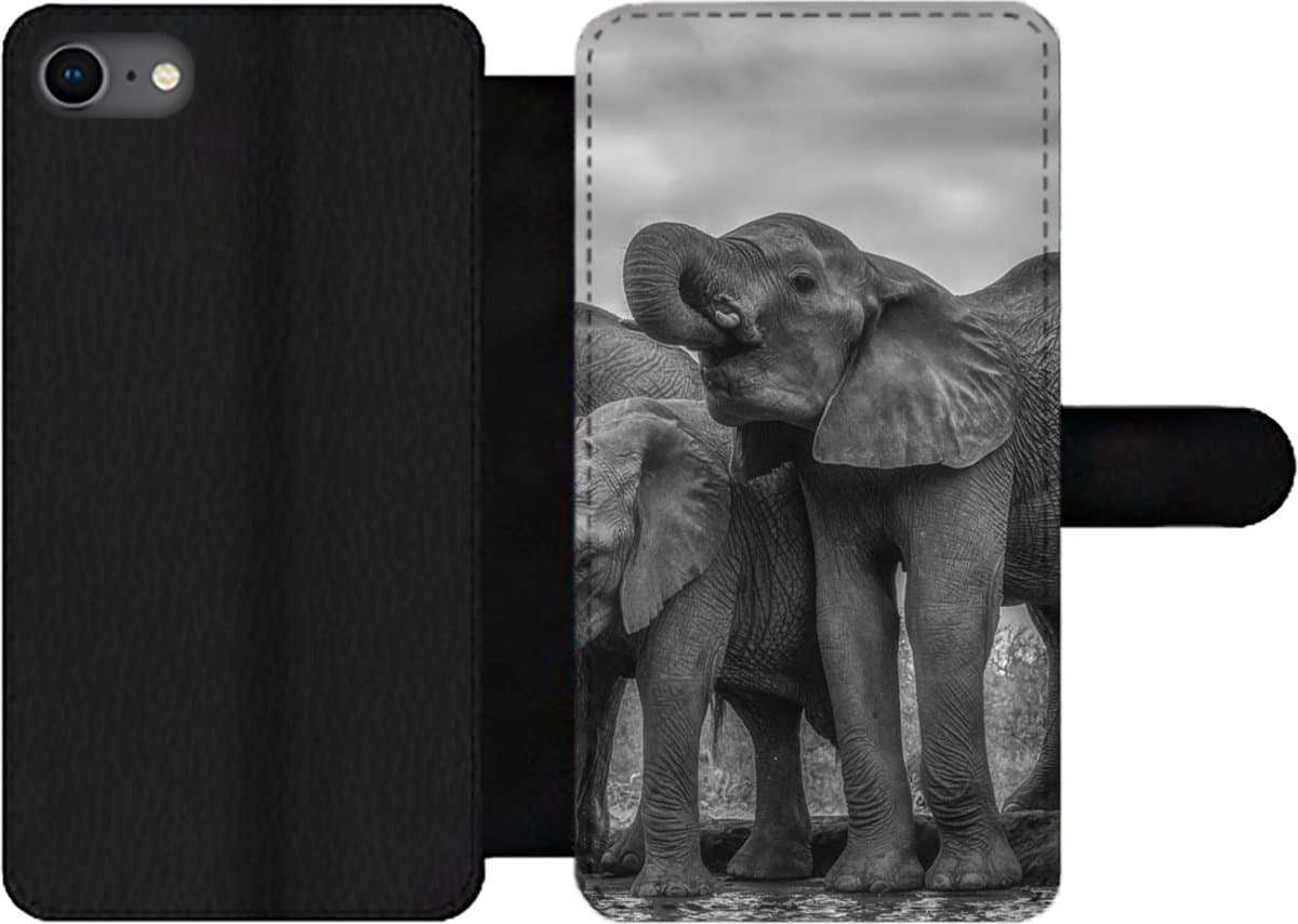 Telefoonhoesje Geschikt voor iPhone 7 telefoonhoesje - Olifant - Dieren - Water - Zwart wit - Met vakjes - Wallet case met magneetsluiting