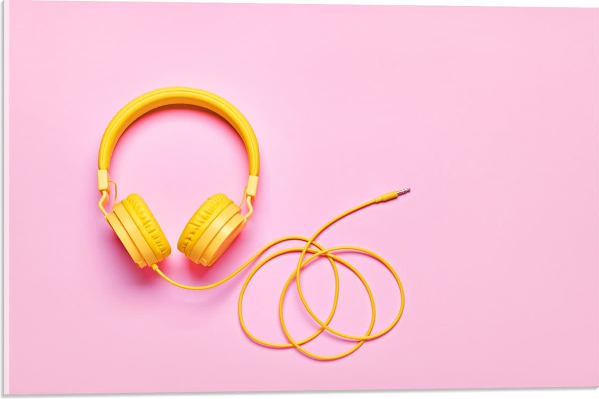 Acrylglas - Gele Headset tegen Roze Achtergrond - 60x40 cm Foto op Acrylglas (Wanddecoratie op Acrylaat)