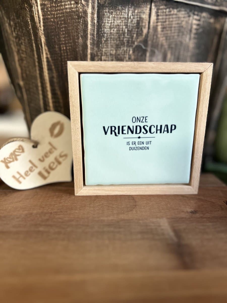 Creaties van Hier -Liefs in een lijstje Vriendschap met houten hartje - 12 cm – Keramiek