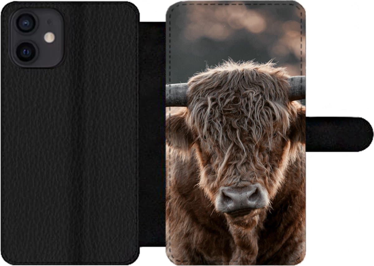 Telefoonhoesje Geschikt voor iPhone 12 telefoonhoesje - Schotse hooglander - Vacht - Portret - Met vakjes - Wallet case met magneetsluiting