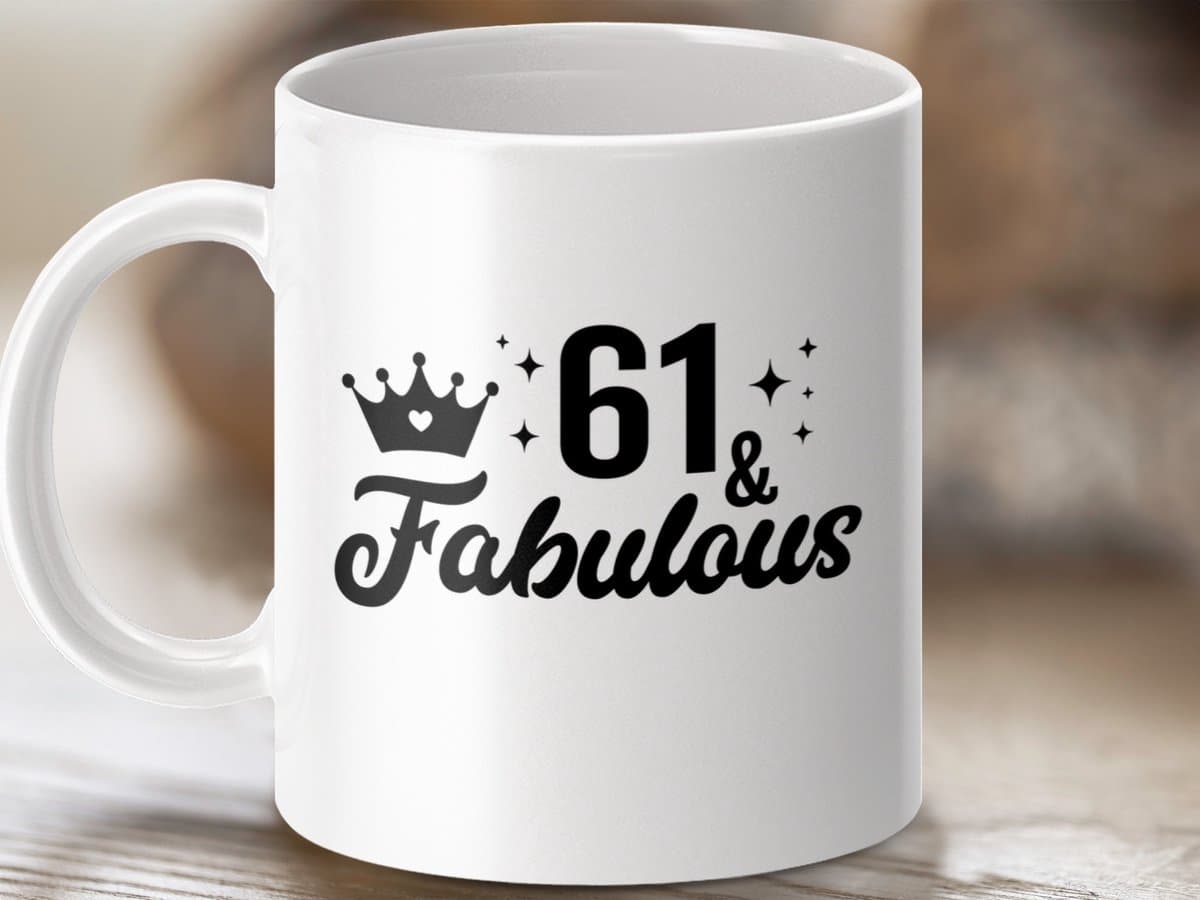 Mok 61 and Fabulous, Verjaardagscadeau, Zestigplus, Uniek Ontwerp Mok, Verjaardag Idee, Feestelijk Cadeau, Koffiemok