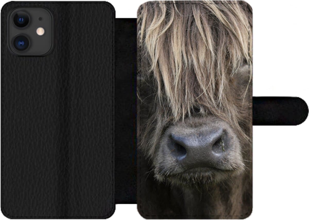 Telefoonhoesje Geschikt voor iPhone 12 Pro Max telefoonhoesje - Schotse Hooglander - Bruin - Neus - Met vakjes - Wallet case met magneetsluiting
