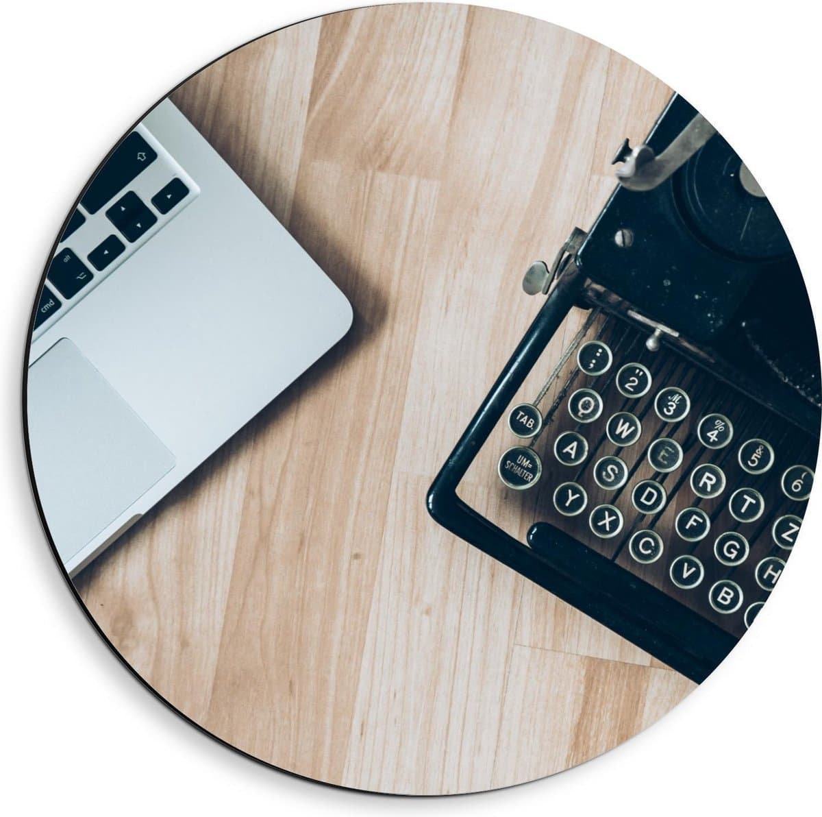 Dibond Wandcirkel - Laptop en Typmachine op Tafel - 40x40cm Foto op Aluminium Wandcirkel (met ophangsysteem)