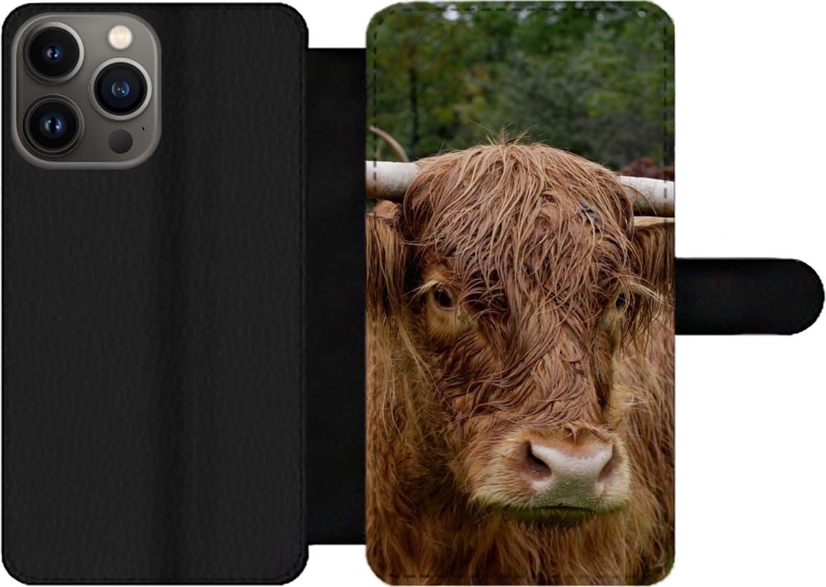 Telefoonhoesje Geschikt voor iPhone 13 Pro Max telefoonhoesje - Schotse Hooglander - Dieren - Gras - Met vakjes - Wallet case met magneetsluiting