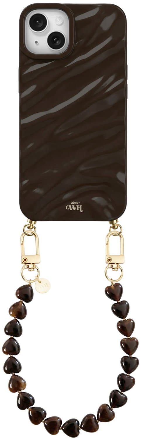 xoxo Wildhearts Brown Glaze telefoonhoesje met koord - geschikt voor iPhone 15 - Sweetheart Brown - Dream hoesje met telefoonkoord - Glimmende silicone case met plooien - Korte hartjes ketting met gouden details - Bruin