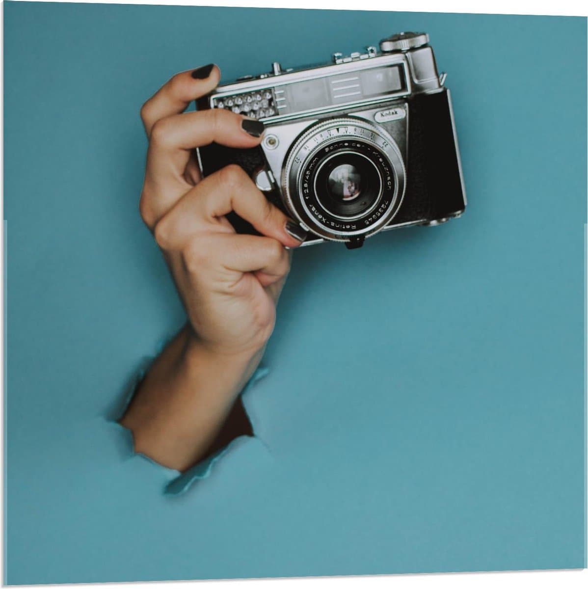 Acrylglas - Hand door Blauwe Muur met Camera  - 80x80cm Foto op Acrylglas (Met Ophangsysteem)