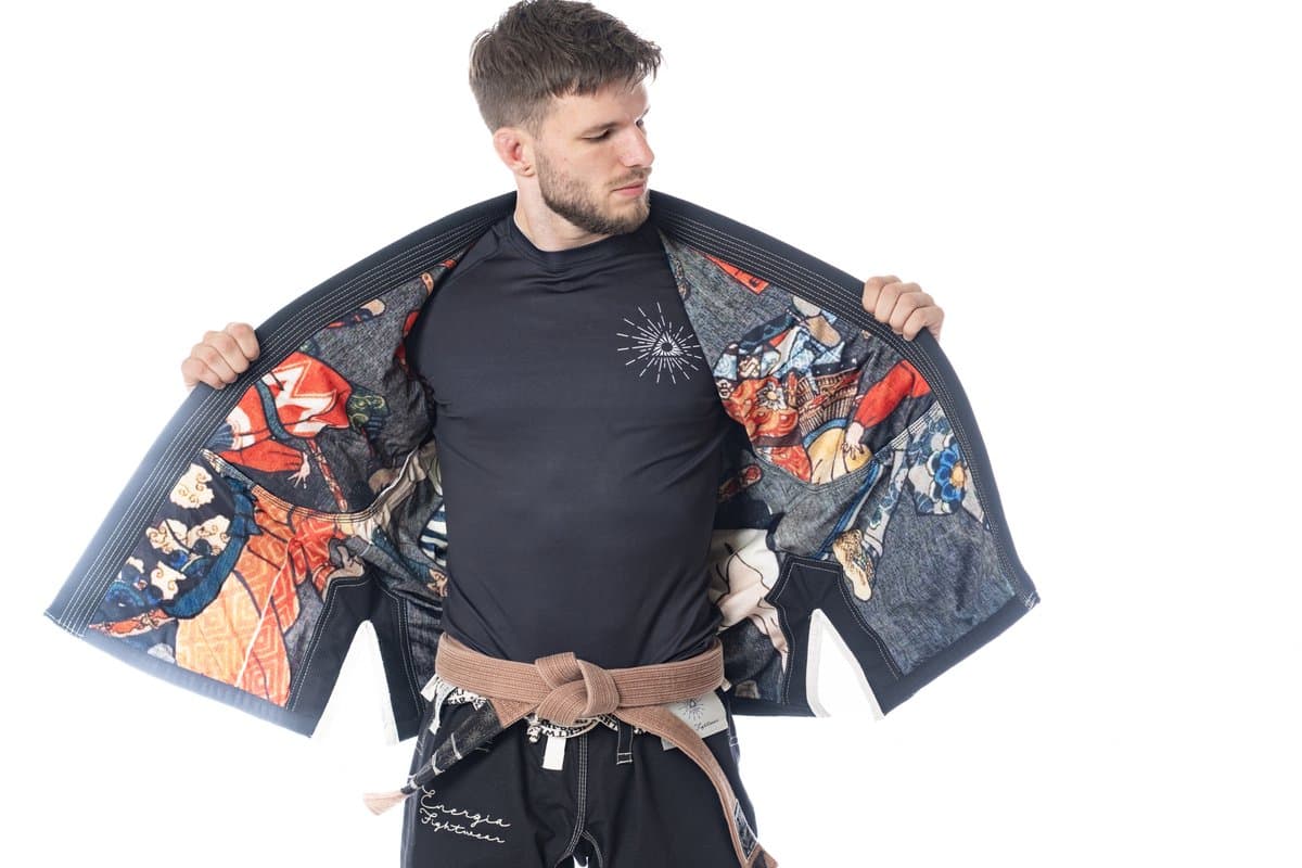 Energia Fightwear Deluxe Gi A3/XL - Binnenvoering met Print - Geborduurde Details - Zwart