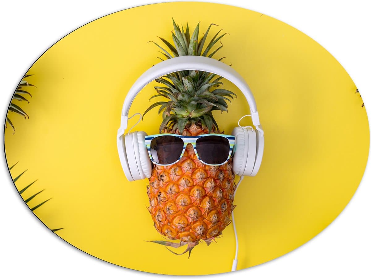 Dibond Ovaal - Ananas met Witte Headset op Felgele Achtergrond - 96x72 cm Foto op Ovaal (Met Ophangsysteem)
