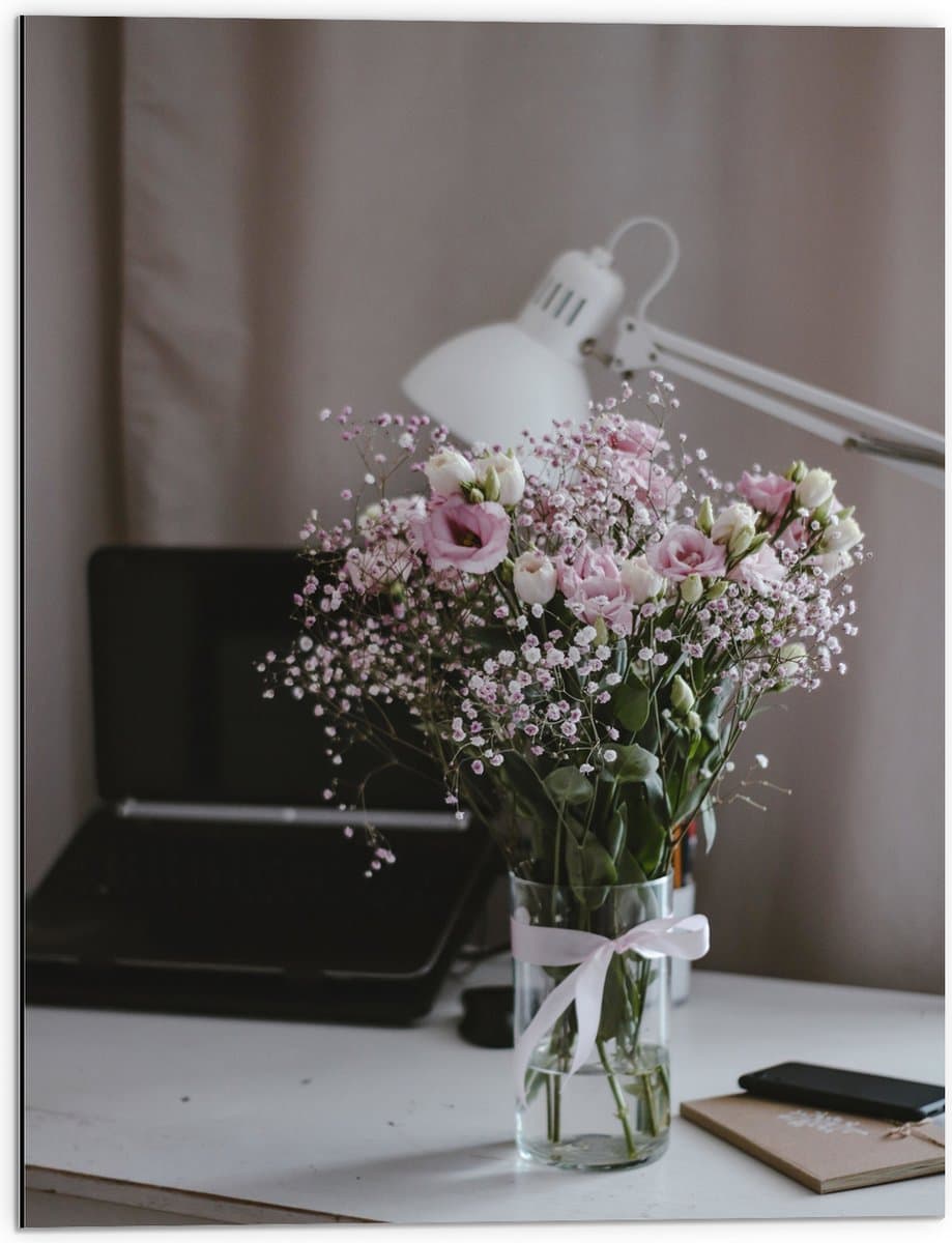 Dibond - Bloemen - Boeket - Water - Strik - Lamp - Telefoon - Bureau - Laptop - 60x80 cm Foto op Aluminium (Wanddecoratie van metaal)
