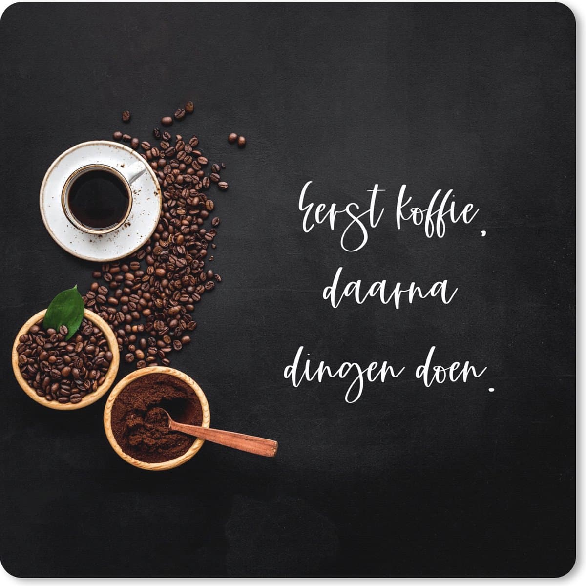 Muismat XXL 80x80 cm - Bureau onderlegger - Bureau mat Eerst koffie daarna dingen doen - Quotes - Spreuken - Koffie - Bureaumat - Gaming mousepad xl - Bureaulegger groot - Computer deskmat