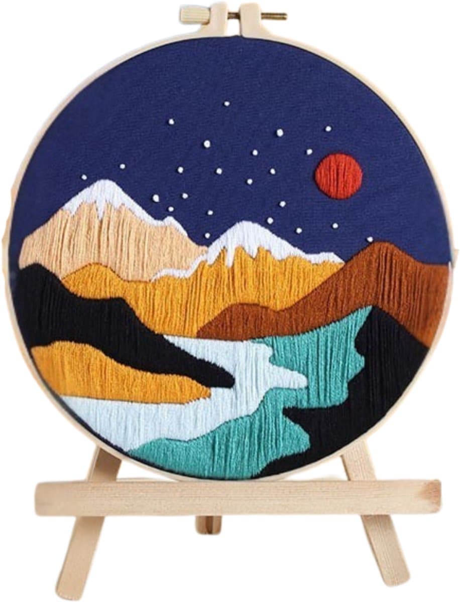 PREMIUM Borduurset Volwassenen – Borduren voor beginners – Borduurpakket Compleet – Creatieve hobby – Ontspanning – DIY pakket – Handwerk – Inclusief accessoires – Houten borduurring – Bergen – Maan – Desert Horizon