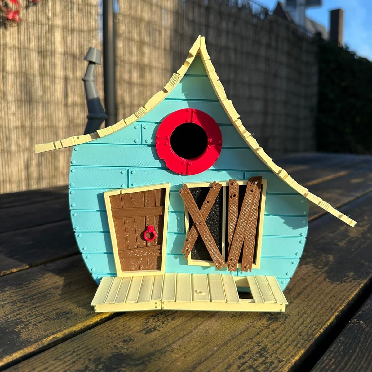 BirdieBoxx The Toon Shack - 3D Geprint Vogelhuisje - Turquoise Voorgevel - Cartoon Design - Inclusief Montagebeugel