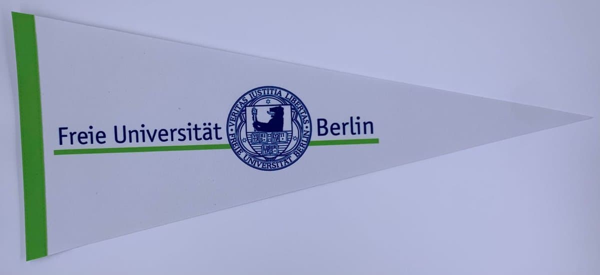 Freie Universitat Berlin - Vrije Universiteit Berlijn - University of Berlin - Berlijn Uni - Munchen - Universiteit van Berlijn- Vaantje - Sportvaantje - Wimpel - Vlag - Pennant - Ivy League - 31 x 72 cm - Cadeau - vaantje Berlijn - Vlag Berlijn