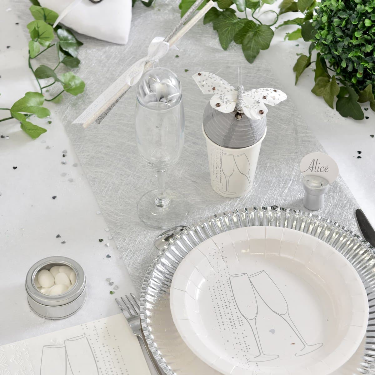 Santex Kerstdiner tafelloper op rol - metallic zilver glans - 30 x 500 cm - polyester