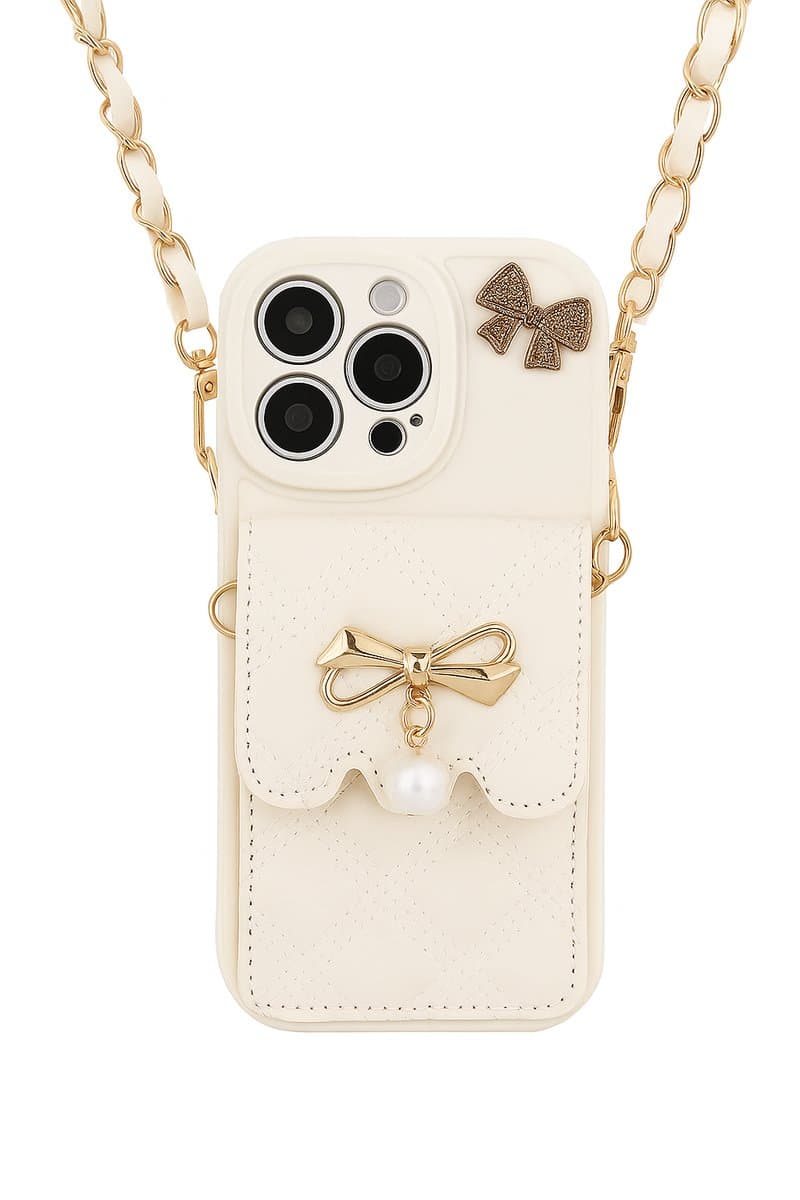 Luxe telefoonhoesje wit met koord geschikt voor iPhone 16 pro – hoesje crème met gouden strik en pareldetail schouderketting – quilted design – voor vrouwen – met opbergvakje en pasjeshouder