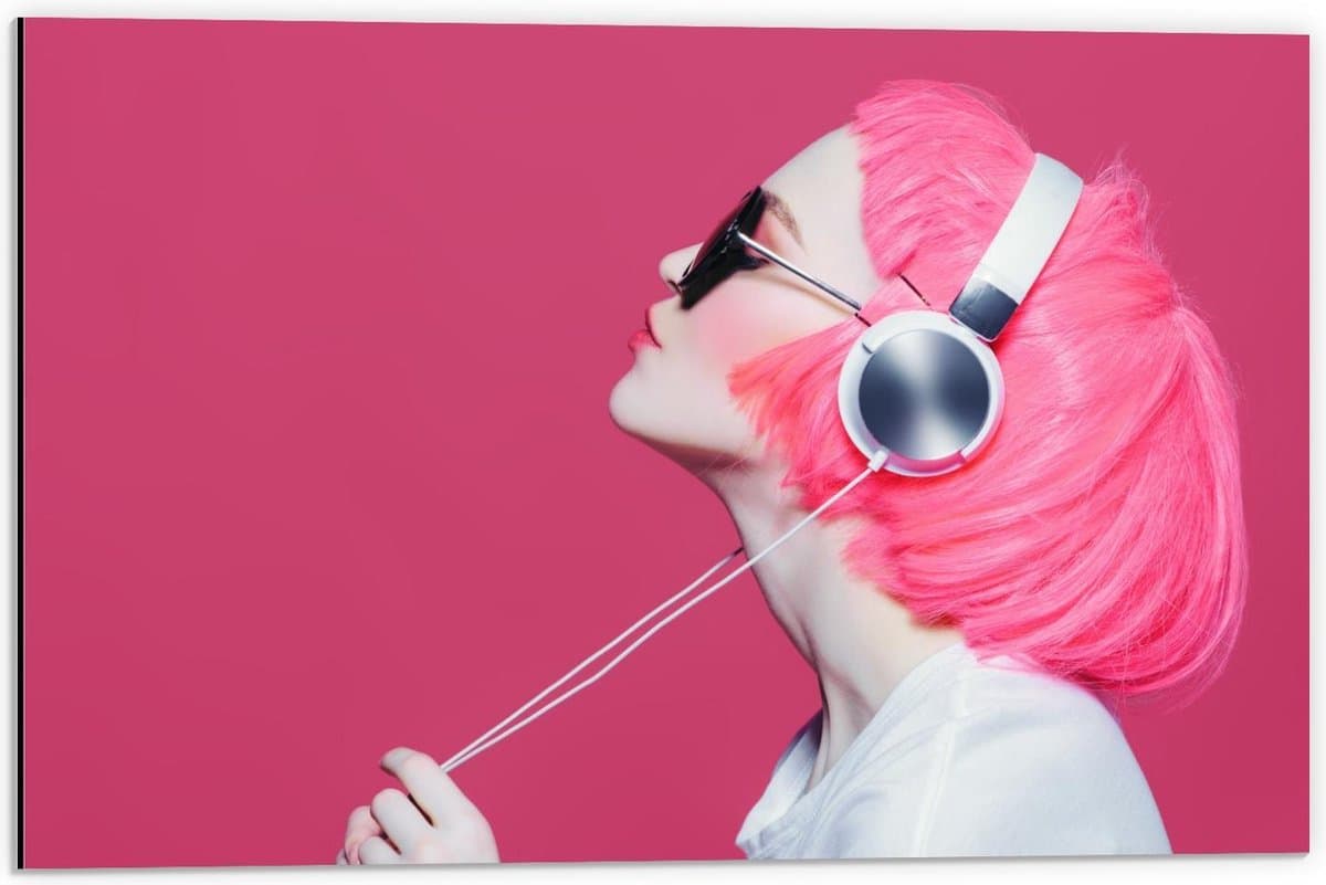 Dibond - Vrouw met Roze Haar en Koptelefoon - 60x40cm Foto op Aluminium (Wanddecoratie van metaal)