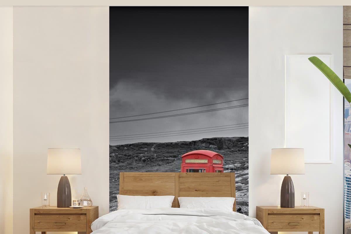 Behang - Fotobehang Zwart-wit foto van een Britse telefooncel - Breedte 120 cm x hoogte 240 cm