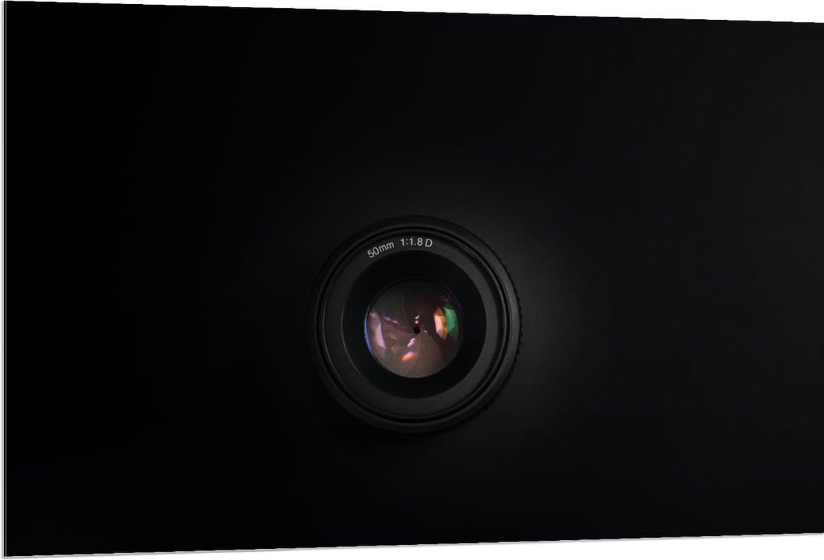 Dibond - Foto van 50mm lens op Zwarte Achtergrond - 120x80cm Foto op Aluminium (Wanddecoratie van metaal)