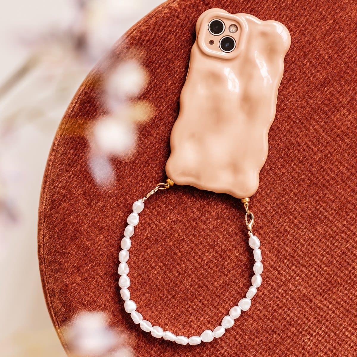 Casies Bubbly hoesje geschikt voor Apple iPhone 16 Plus met koord - telefoonhoesje met parelkoord - Oranje - Cord case