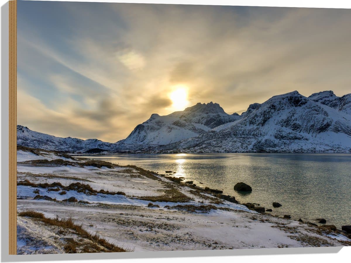 Hout - Landschap bedekt door Sneeuw tijdens Zonsondergang - 80x60 cm - 9 mm dik - Foto op Hout (Met Ophangsysteem)