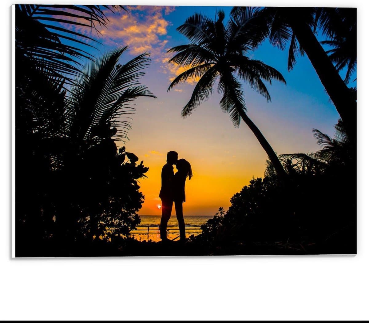 Forex - Silhouet van Koppel tussen Palmbomen - 40x30cm Foto op Forex