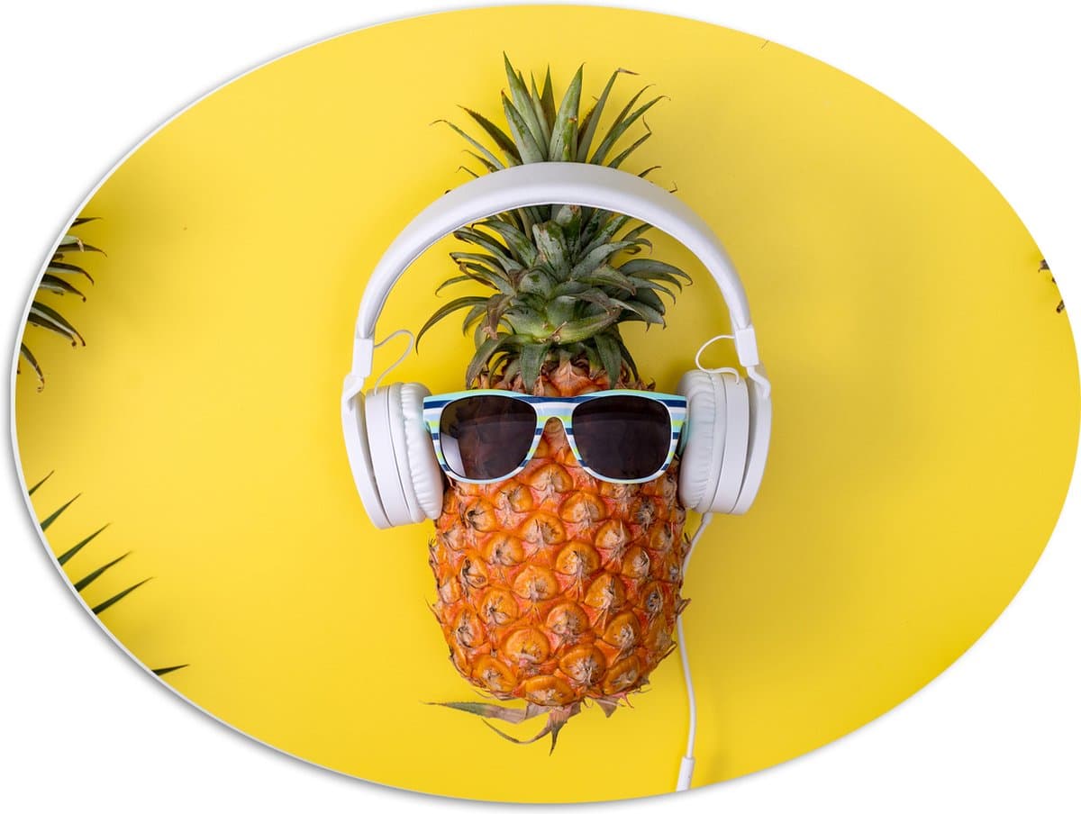 PVC Schuimplaat Ovaal - Ananas met Witte Headset op Felgele Achtergrond - 68x51 cm Foto op Ovaal (Met Ophangsysteem)