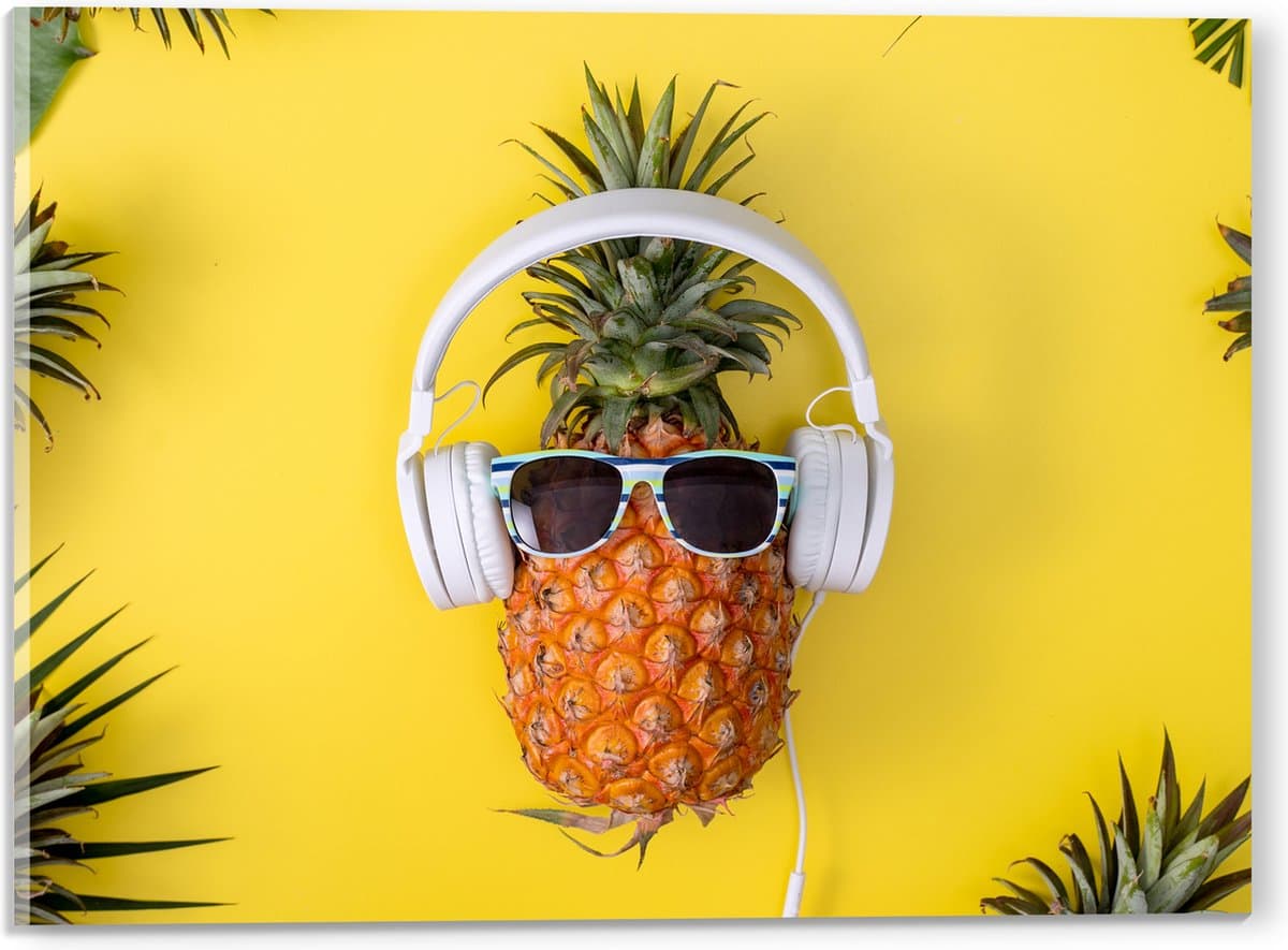 Acrylglas - Ananas met Witte Headset op Felgele Achtergrond - 40x30 cm Foto op Acrylglas (Wanddecoratie op Acrylaat)