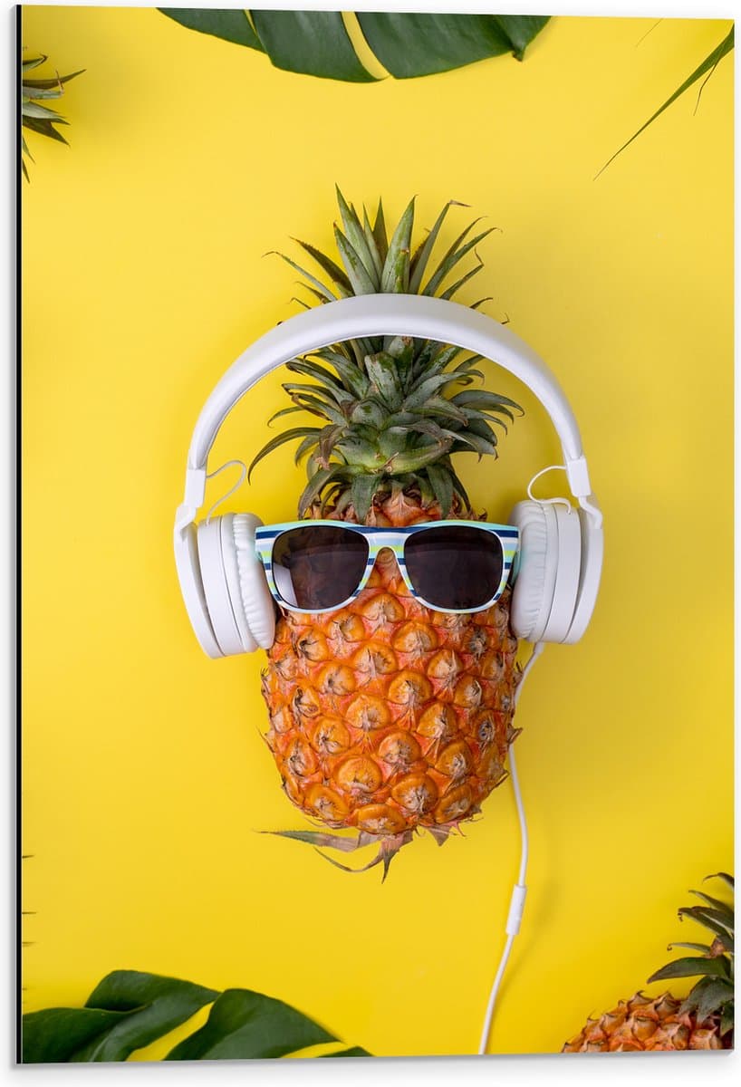 Dibond - Ananas met Witte Headset op Felgele Achtergrond - 40x60 cm Foto op Aluminium (Wanddecoratie van metaal)