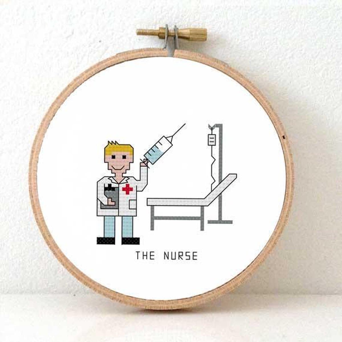 Manlijke verpleger borduurpakket - nurse cross stitch kit - ziekenhuis kado inclusief borduurring, aida borduurstof, DMC garen en borduurnaald - Manlijke nurse