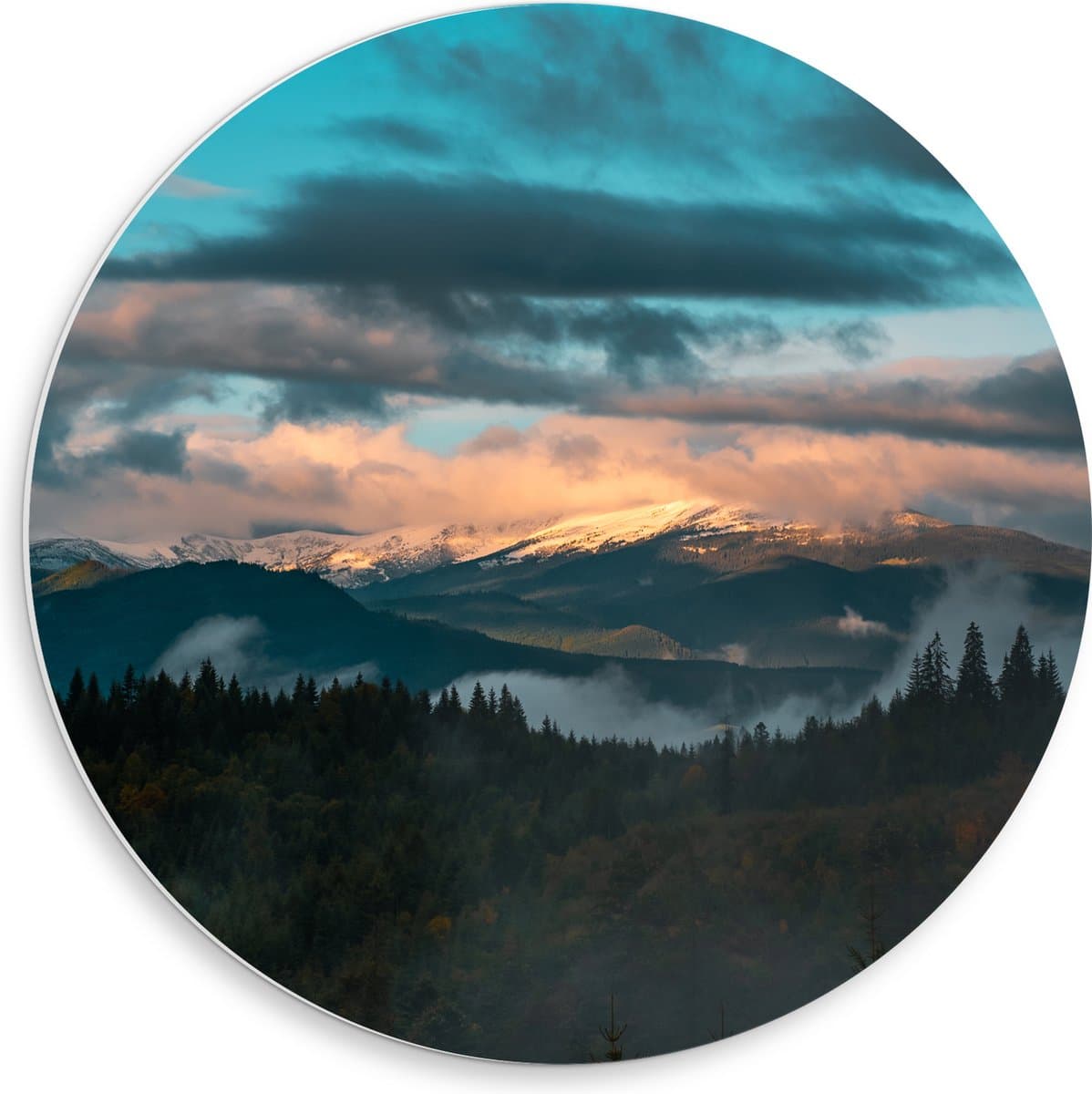 PVC Schuimplaat Muurcirkel - Bos aan de Rand van Berglandschap onder Sluierbewolking - 50x50 cm Foto op Muurcirkel (met ophangsysteem)
