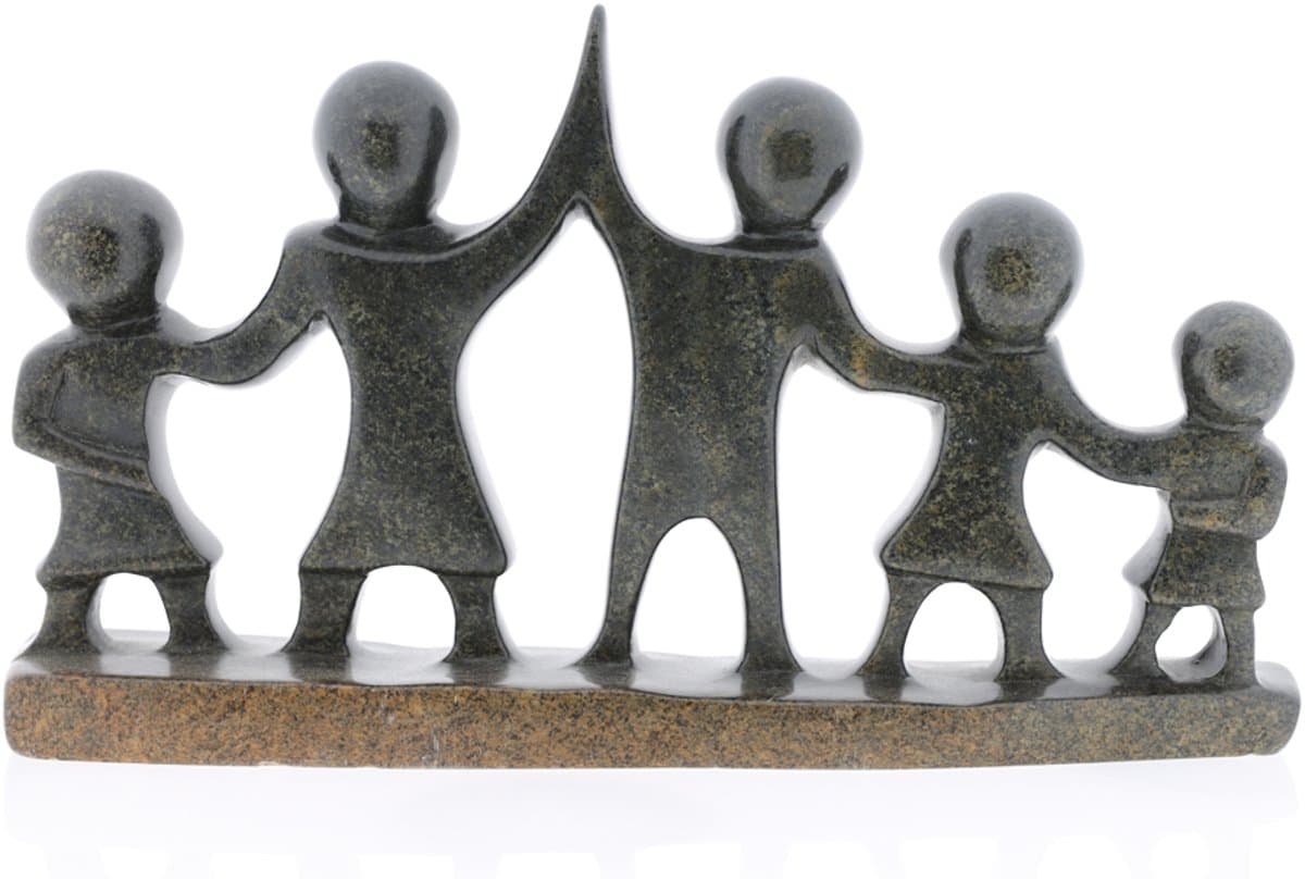Beeld vijf personen - Fairtrade beeldhouwwerk van een familie met drie kinderen, staand naast elkaar