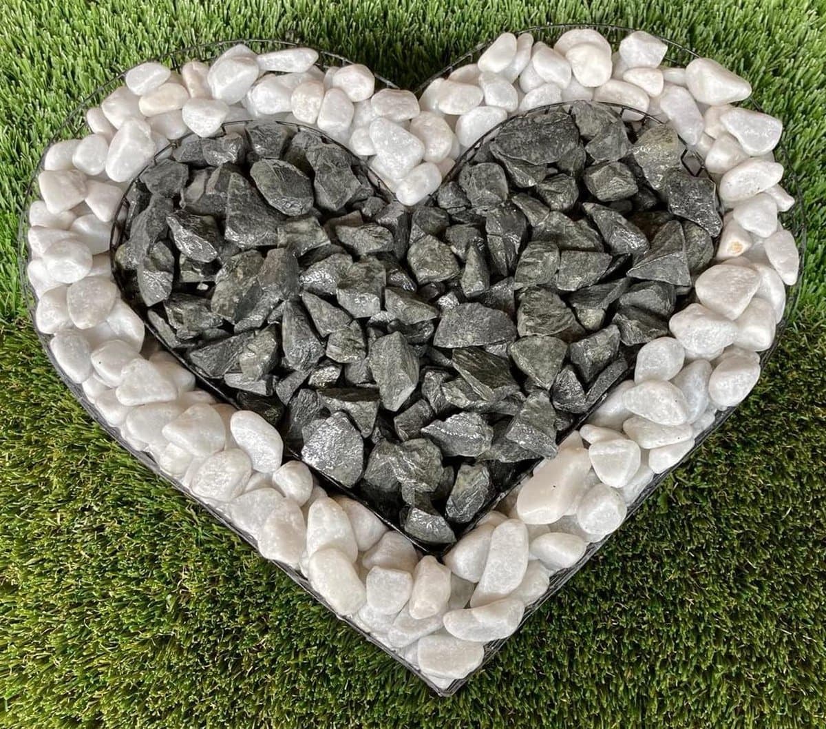 Hartrooster met stenen - Grafdecoratie schaal - Herdenken Allerheiligen - Metaal met natuursteen - 37x34x4 cm - Carrara basalt