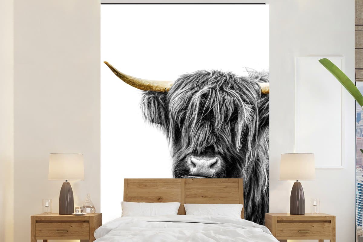 Behang - Fotobehang Schotse Hooglander - Zwart - Wit - Goud - Breedte 200 cm x hoogte 300 cm
