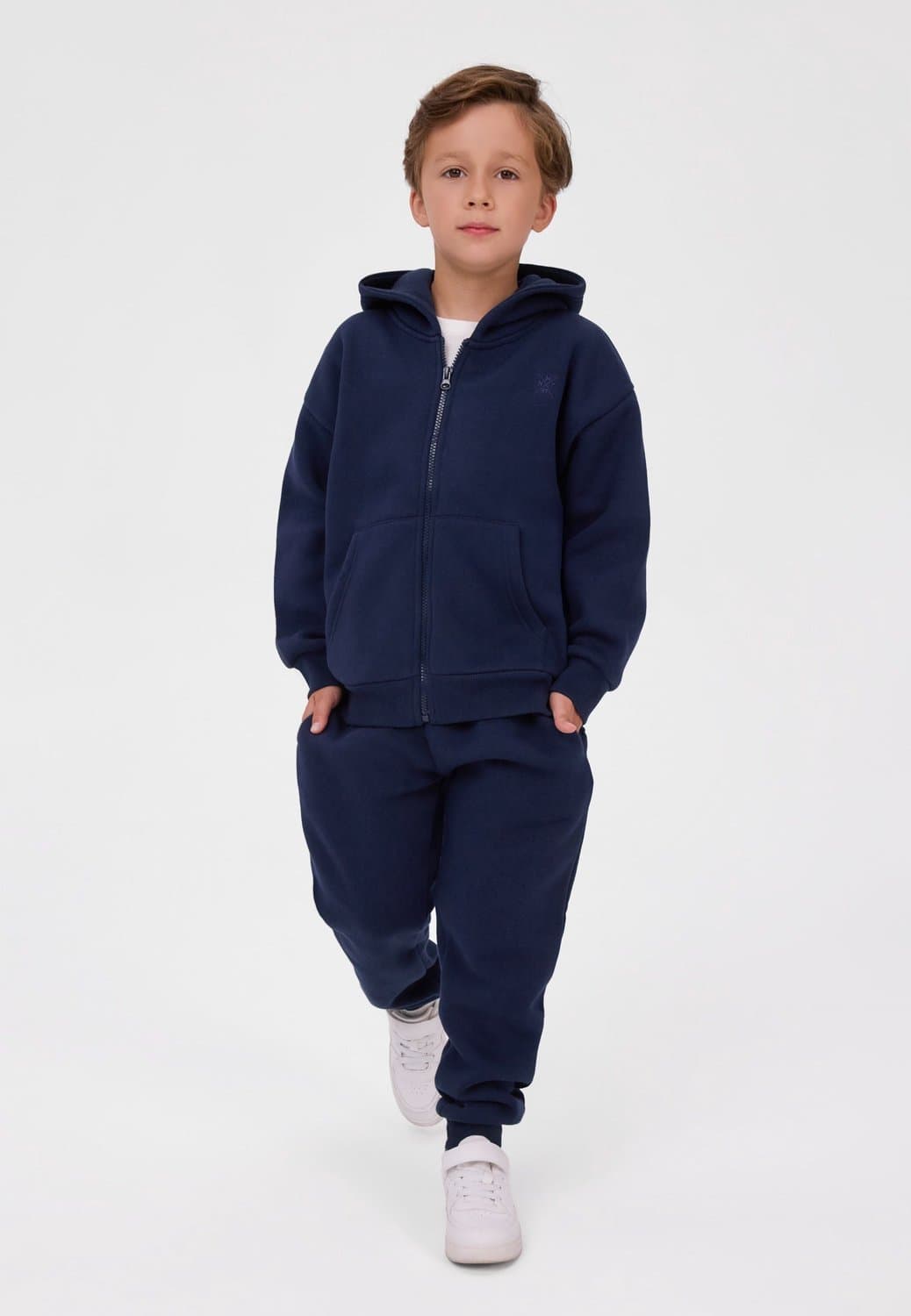 Minoti trainingspak jongens – ritsvest met capuchon – smalle broek – marineblauw