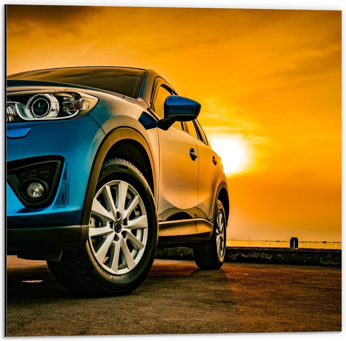Dibond - Blauwe Auto bij Zonsondergang - 50x50cm Foto op Aluminium (Met Ophangsysteem)