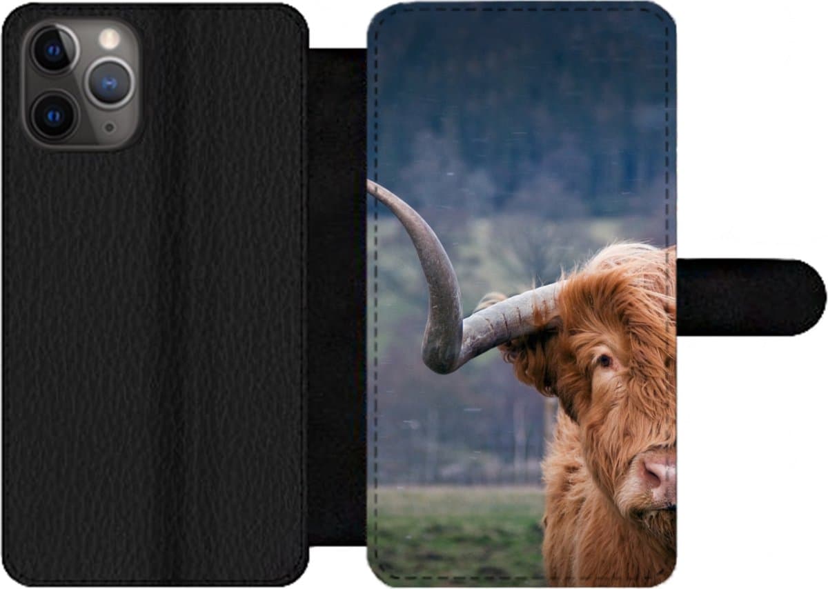 Telefoonhoesje Geschikt voor iPhone 11 Pro Max telefoonhoesje - Schotse Hooglander - Koeienkop - Landschap - Natuur - Koe - Met vakjes - Wallet case met magneetsluiting