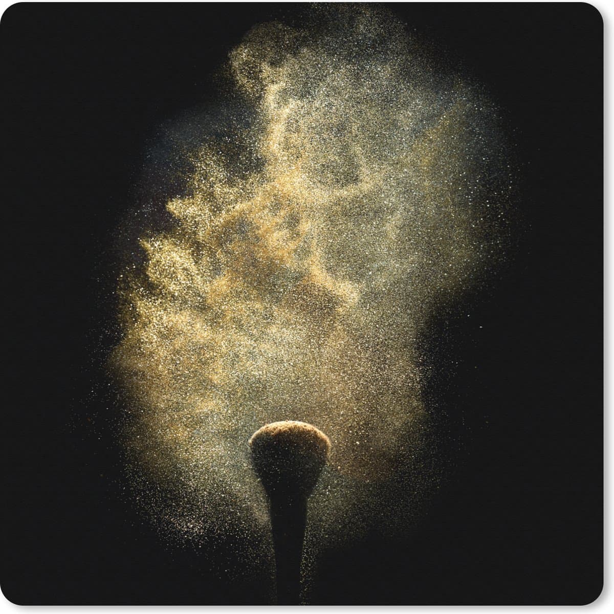 Muismat XXL 50x50 cm - Bureau onderlegger - Bureau mat Goud poeder op een zwarte achtergrond - Bureaumat - Gaming mousepad xl - Bureaulegger groot - Computer deskmat