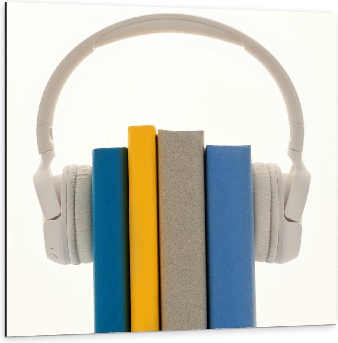 Dibond - Witte Koptelefoon om Boeken - 100x100cm Foto op Aluminium (Met Ophangsysteem)
