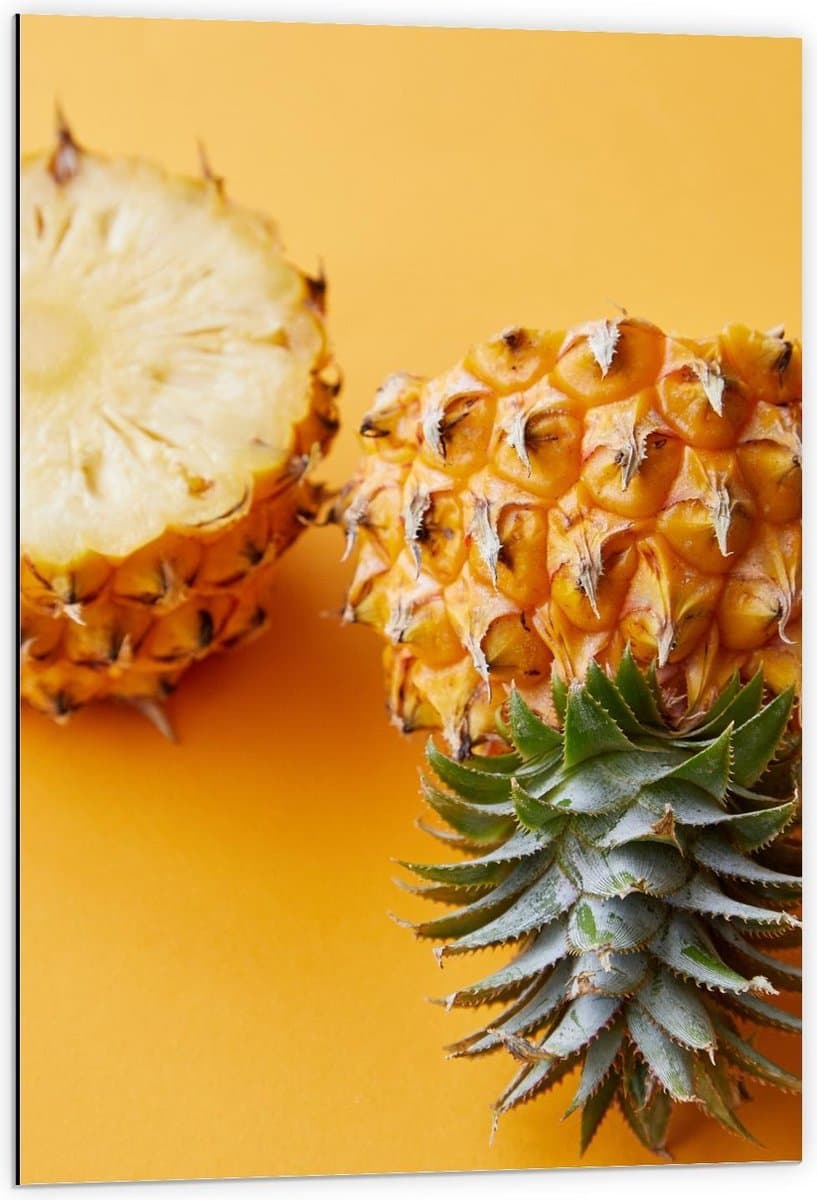 Dibond - Opengesneden Ananas met Gele Achtergrond - 60x90cm Foto op Aluminium (Wanddecoratie van metaal)