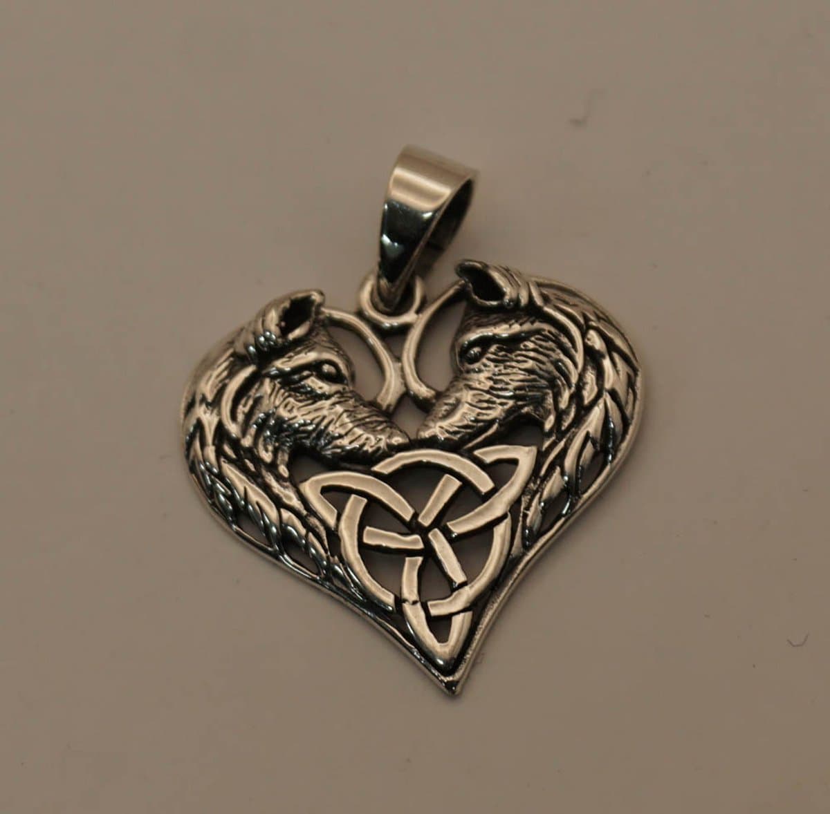 Liefdes hangertje van 2 wolven in hartvorm met een triskel gemaakt van 925 zilver - sterling zilveren hanger van 2 verliefde wolvenkoppen - wolven hanger - bedel voor aan ketting van wolven - wolf hanger van zilver - bedel wolf voor dames en heren