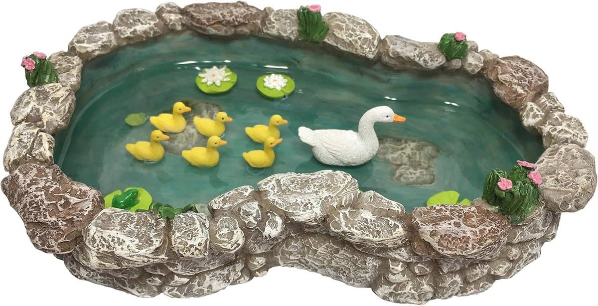 Miniatuurdieren: Moeder Eend met Eendjes in Eendenpoel voor Feeëntuin