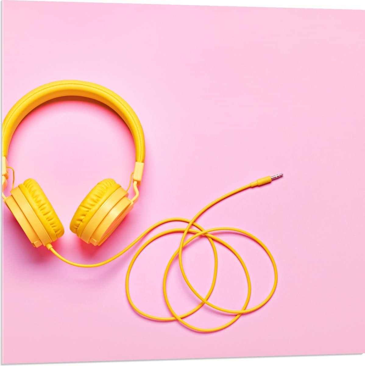 Acrylglas - Gele Headset tegen Roze Achtergrond - 80x80 cm Foto op Acrylglas (Wanddecoratie op Acrylaat)