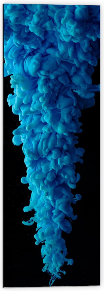 Dibond - Neervallende Blauwe Rook tegen Zwarte Achtergrond - 40x120 cm Foto op Aluminium (Met Ophangsysteem)