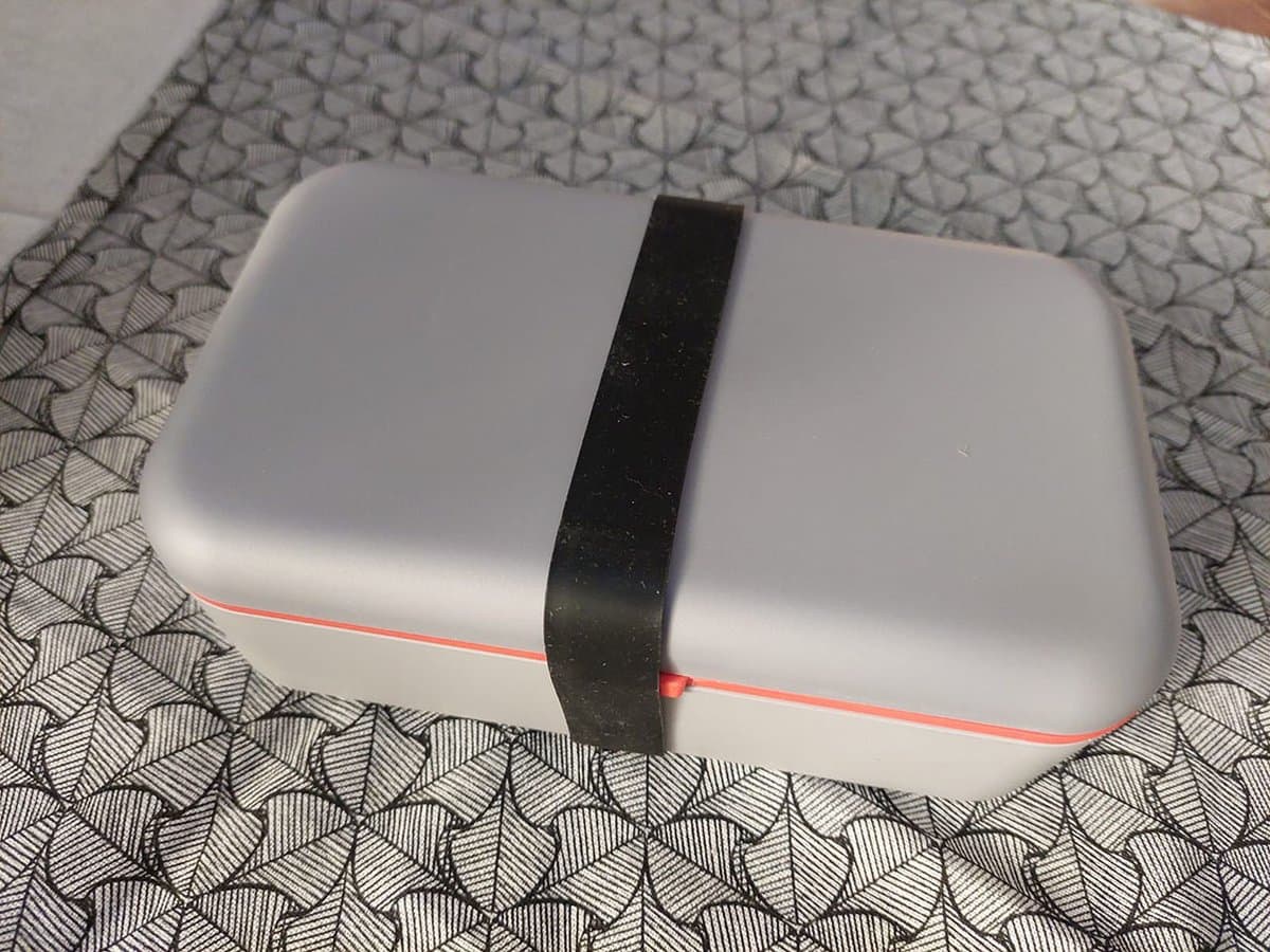 loz Design broodtrommel of lunchbox gemaakt van bio materiaal - gemaakt van PLA - ruimte voor 4 boterhammen - dubbel deksel - sluit met elastiek - fairtrade